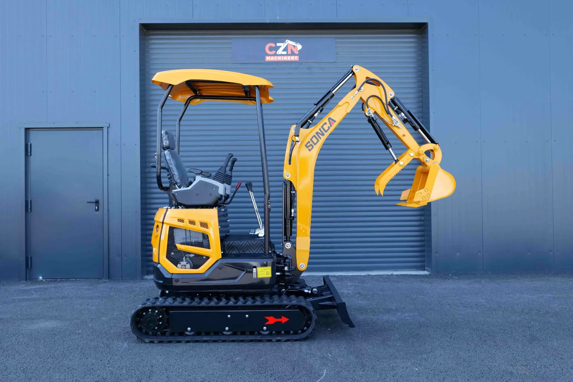CZN mini excavator outside the workshop